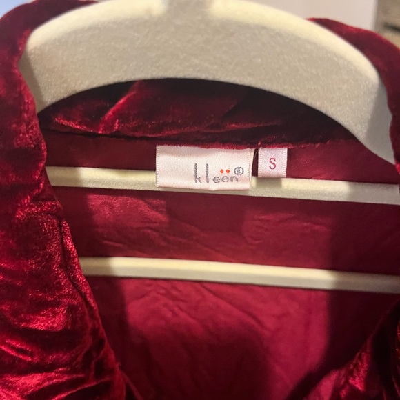 Red velvet women’s long sleeve shirt - Picture 3 of 3